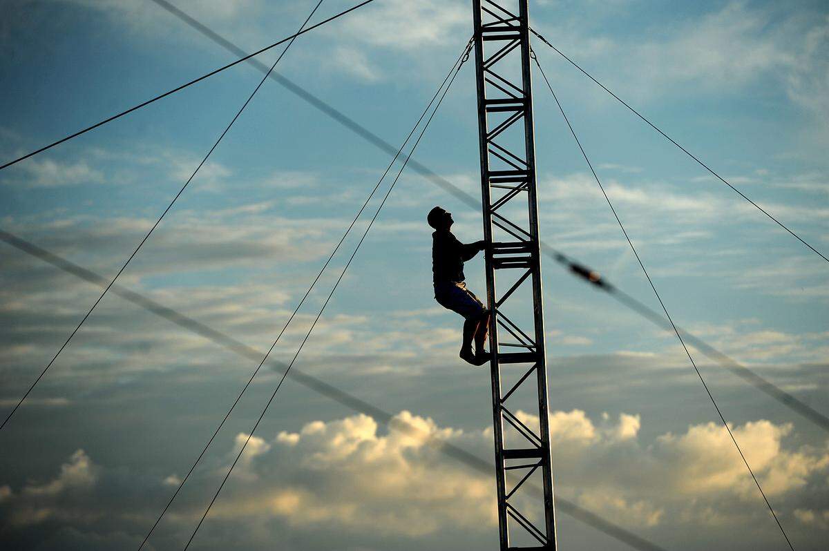 HERALD FILE: Nik Wallenda climbs to a high wire Nathan Benderson Park in Sarasota while practicing for a high-rise walk.