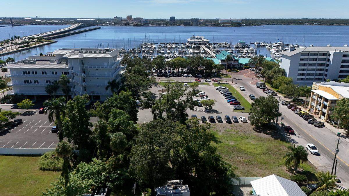 A developer plans to build a six-story apartment complex along the Manatee River on 1.7 acres along 10th Avenue West in Palmetto, pictured on Oct. 14, 2025.
