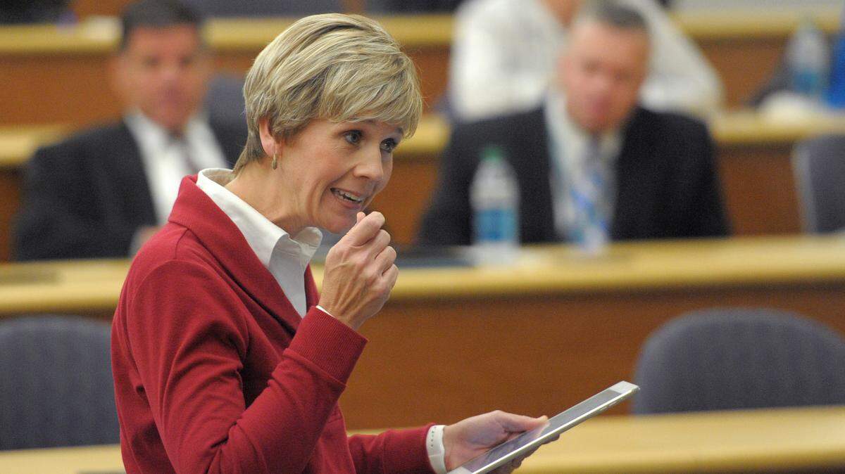 State College of Florida facility member Robyn Bell shares her dissatisfaction with the college's board as they vote on a final draft to end tenure policies at the college despite objections from the school's faculty. 
 GRANT JEFFERIES/Bradenton Herald