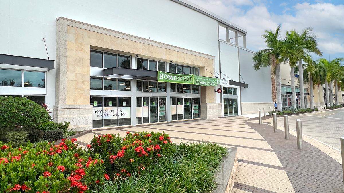Homesense sells a large range of brand-name furniture, carpets, lamps, wall art, and décor at low prices. On Nov. 10, the store’s first Florida location will open in the west district at UTC next to Old Navy.