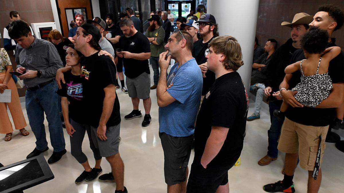 La celebridad de YouTube Cleetus McFarland y otros vecinos de Myakka City se presentaron en una reunión de la Comisión del Condado Manatee para compartir su postura contra el plan de un urbanizador para construir 4,500 viviendas cerca de DeSoto Speedway, citando futuras quejas de ruido y la expansión urbana.