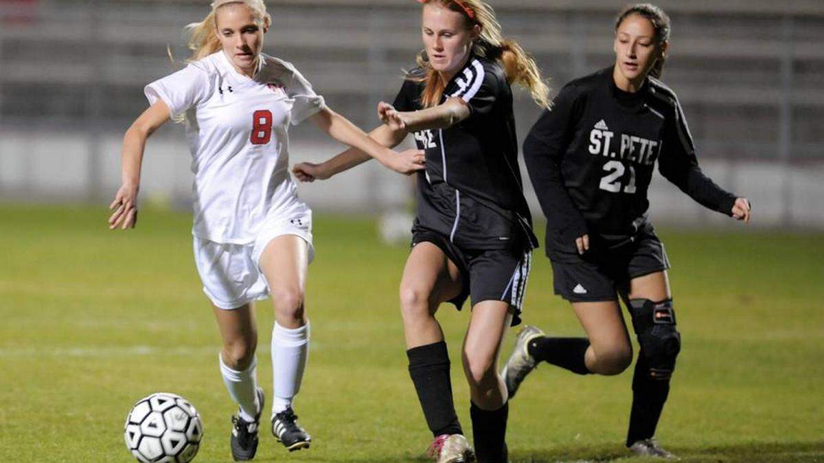Manatee's Clarissa Palmer, left, fends off St. Petersburg High foes during last year's district tournament on Jan. 16, 2015, at Manatee High. Palmer, now a junior, and her fellow Hurricanes host Sarasota Riverview on Tuesday. HERALD FILE PHOTO