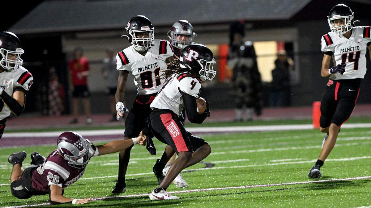 Palmetto’s Da’mari Magwood runs the ball against Riverview during the FHSAA playoff game in Sarasota Friday, Nov. 10.
