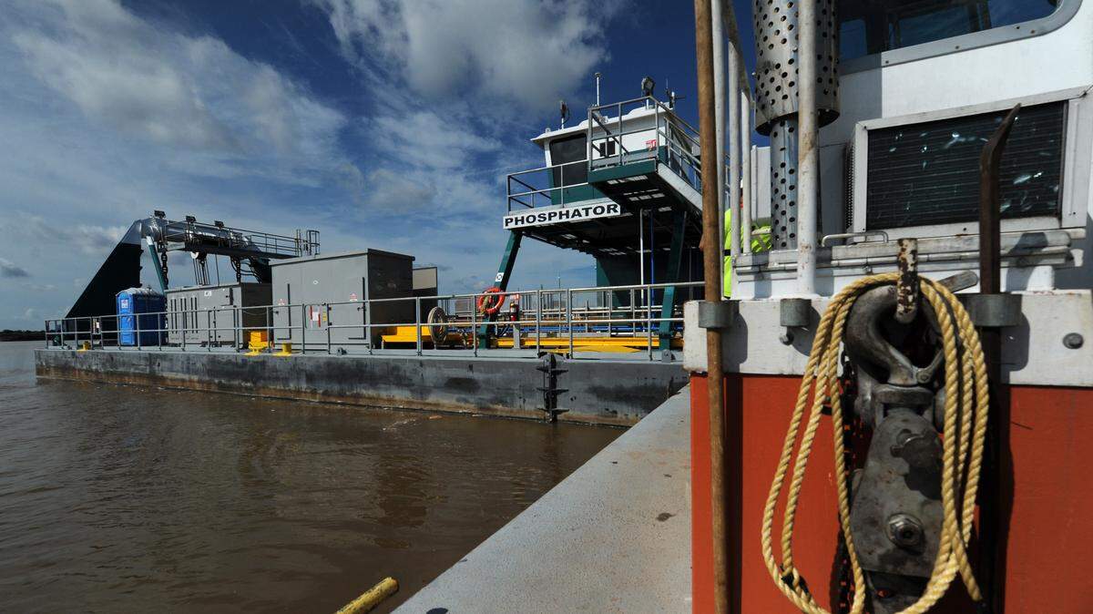 A dredge mines phosphate at the Mosaic Wingate Creek Mine in East Manatee County. Mosaic is seeking permission to expand its mining operations at its Wingate East site, west and east of Duette Road. 
 GRANT JEFFERIES/Bradenton Herald