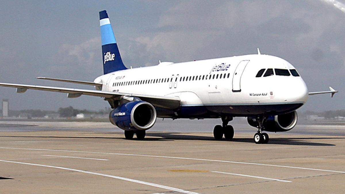 A Jet Blue aircraft arrives at Sarasota-Bradenton International Airport in this 2008 photo. The airline is reducing its service to New York's JFK International Airport. FILE photo by Tiffany Tompkins-Condie/ttompkins@bradenton.com