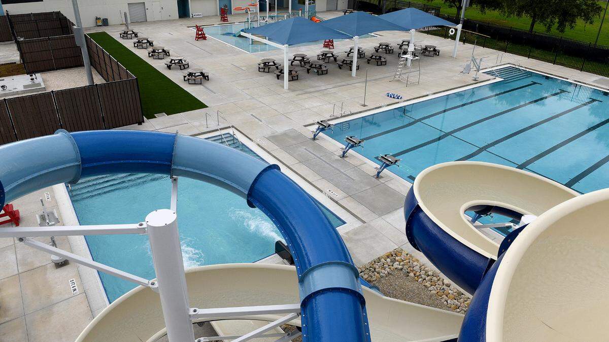 The Lincoln Aquatic Center in Palmetto features two swirly water slides, a zero-entry pool for early swimmers and a 25-yard swimming pool for local competitions.