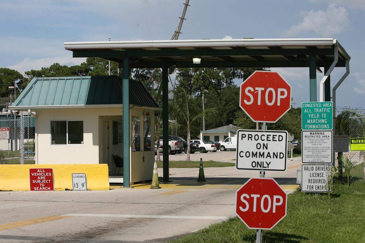 The entrance to the Manatee County Jail
