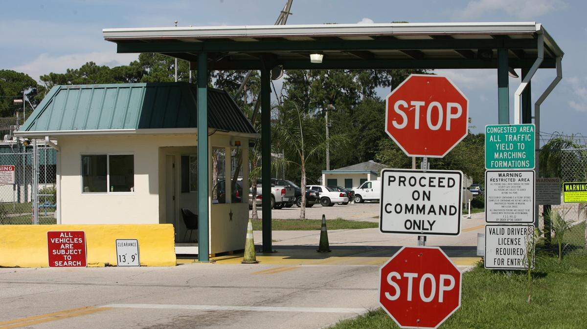 The entrance to the Manatee County Jail