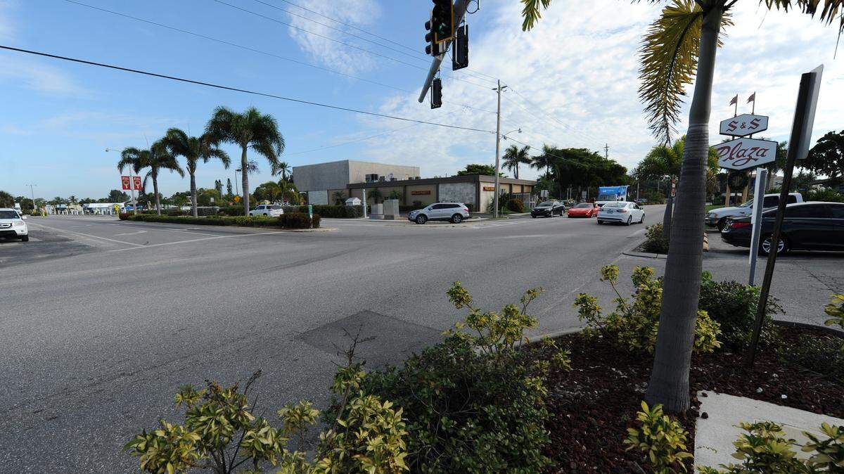 The intersection of Gulf Drive and Marina Drive is one of three where the city of Holmes Beach might create a roundabout for traffic flow. 
 GRANT JEFFERIES/Bradenton Herald