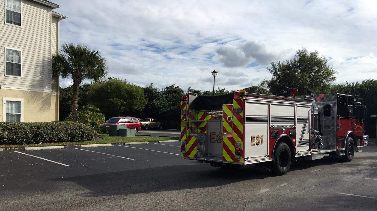 A fire engine from North River Fire Rescue arrives at Palmetto Trace Apartments after a man was stabbed in the parking lot there Sunday. RICHARD DYMOND/Bradenton Herald