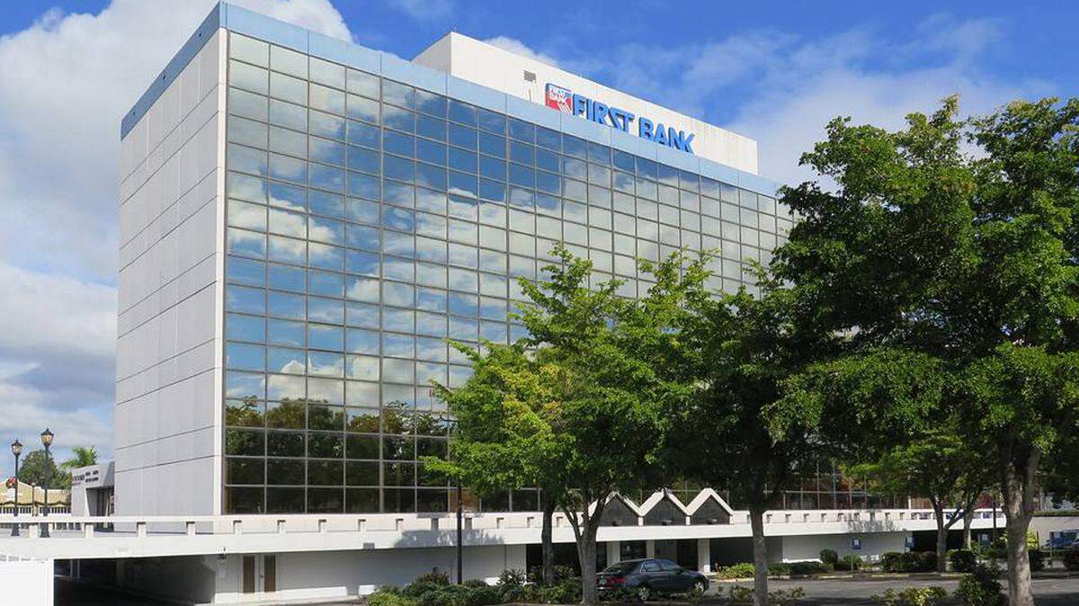 SUNZ Insurance confirmed Thursday that it will move its corporate headquaters into the old First Bank building in downtown Bradenton. SUNZ plans to renovate the building and begin moving its 50 employees into its new facility by the second quarter of this year. MATT JOHNSON/Bradenton Herald file photo