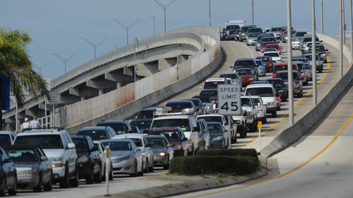 Traffic slowly crosses the Green Bridge into Bradenton giving motorist plenty of time to take in the surrounding sights from the Florida Scenic Highway. Florida Department of Transportation is having a visioning workshop for the Central Manatee Network Alternatives Analysis on Thursday. 
 GRANT JEFFERIES/Bradenton Herald File Photograph