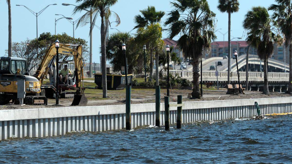 The seawall along Palmetto's riverfront east and west of the Green Bridge has been completed. Palmetto-based Quality Marine Construction did the work under a $364,610 contract. GRANT JEFFERIES/Bradenton Herald