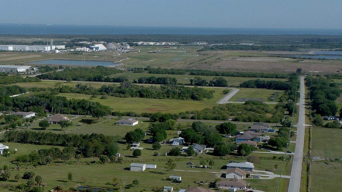 04/05/21—State leaders approved a permit to build an underground injection well to get rid of wastewater at the Piney Point site in Manatee County, Florida. Bud Rhoden Road is shown leading northward towards Piney Point, and the location of the well would be west of that where it intersects with Buckeye Road.