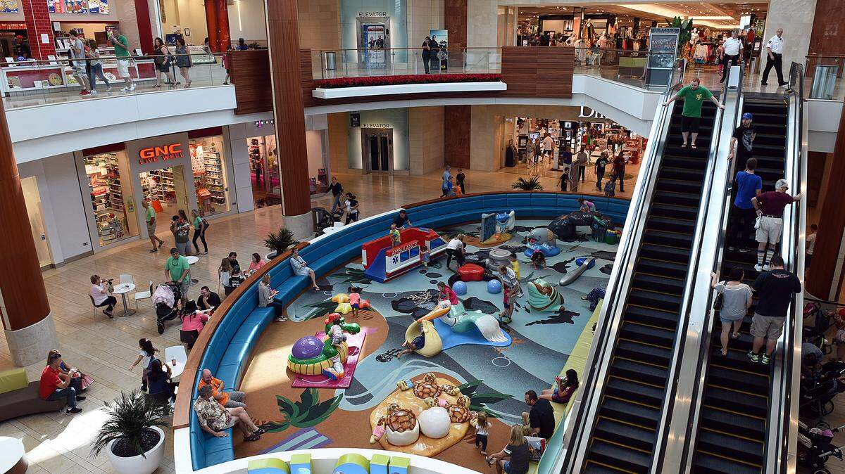 Shoppers filled The Mall at UTC the day after Christmas, a typically heavy day for retail. 
 TIFFANY TOMPKINS-CONDIE/Bradenton Herald