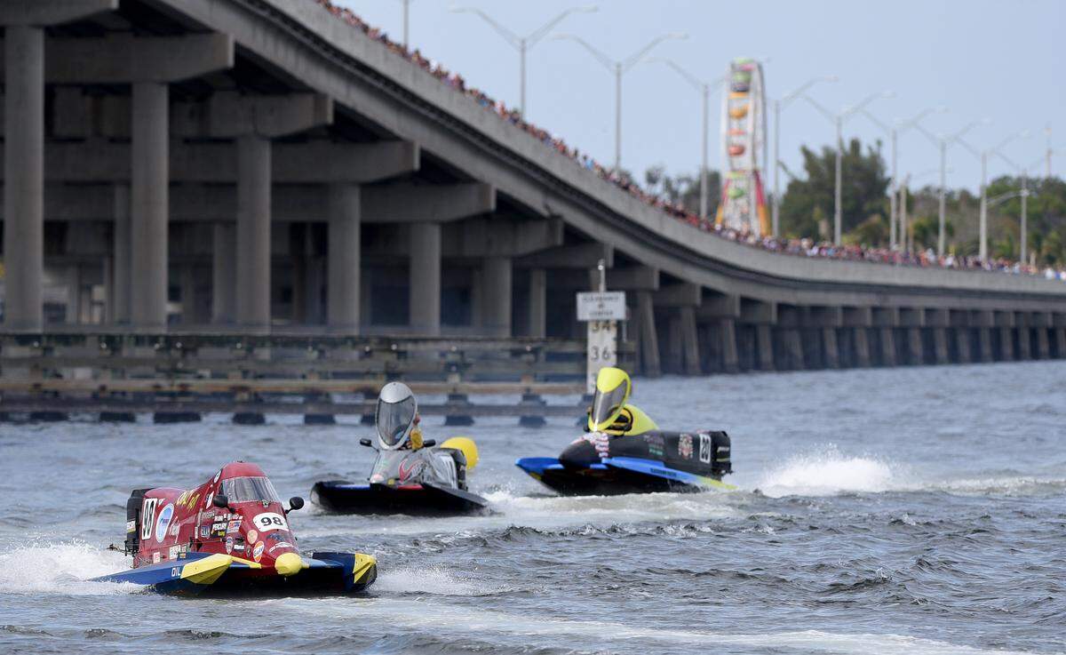 Crowds gathered on the Green Bridge watch as the Formula 2 boats arrive to race at the Bradenton Area River Regatta.
