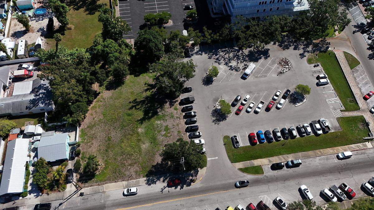 A developer plans to build a six-story apartment complex along the Manatee River on 1.7 acres along 10th Avenue West in Palmetto, pictured on Oct. 14, 2025.