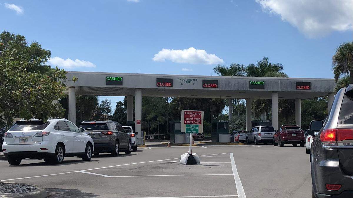 9/27/2021--Drivers line up to pay their parking fees on Monday at Sarasota Bradenton International Airport, which has seen record passenger traffic.