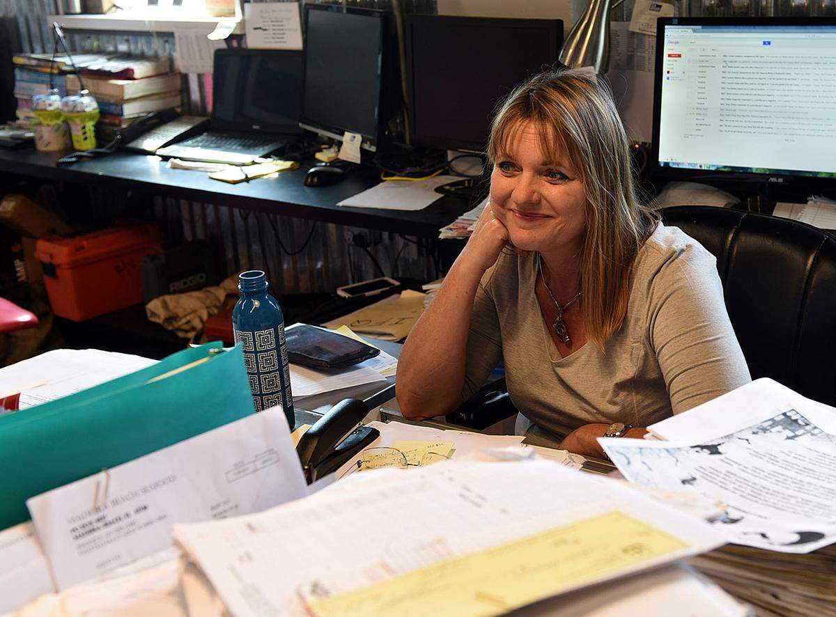 In 2015, Karen Bell of A.P. Bell talks about the filming of “Emeril’s Florida,” a cooking show featuring chef and restaurateur Emeril Lagasse, at her company for a segment for the show. TIFFANY TOMPKINS-CONDIE/Bradenton Herald