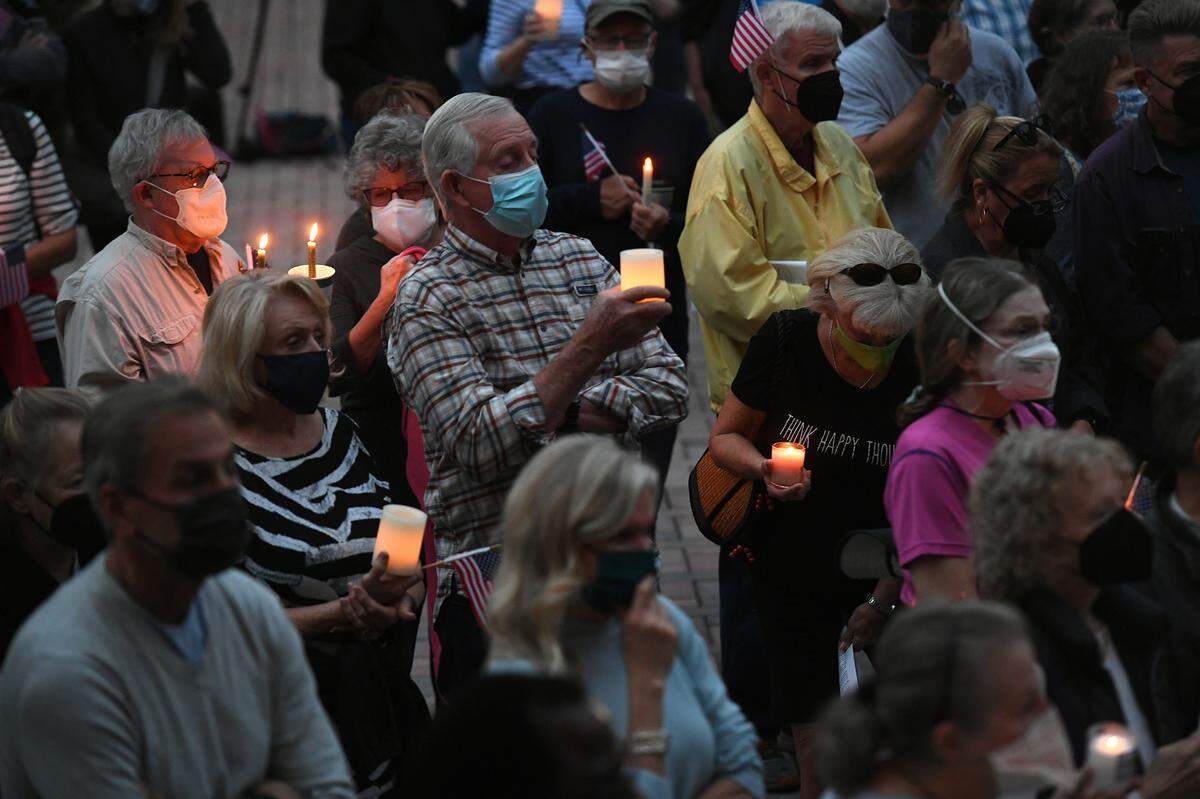 01/06/22—People gathered at Manatee County’s Historic courthouse for a Vigil for Democracy hosted by Indivisible Manatee on the anniversary of the U.S. Capitol riot.