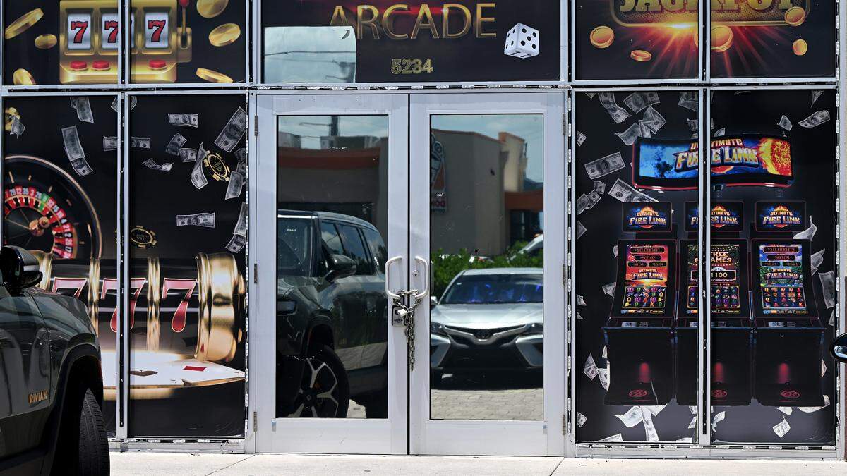The Spin Fun Arcade at 5234 14th Street West in Bradenton had a chain and padlock on its doors on July 10, 2025.