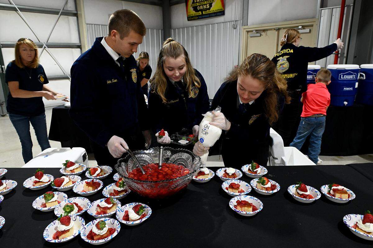 Parrish Community High FFA members prepare desserts for the guests at the luncheon for the Manatee County Fair’s distinguished citizens on Jan. 5, 2023.