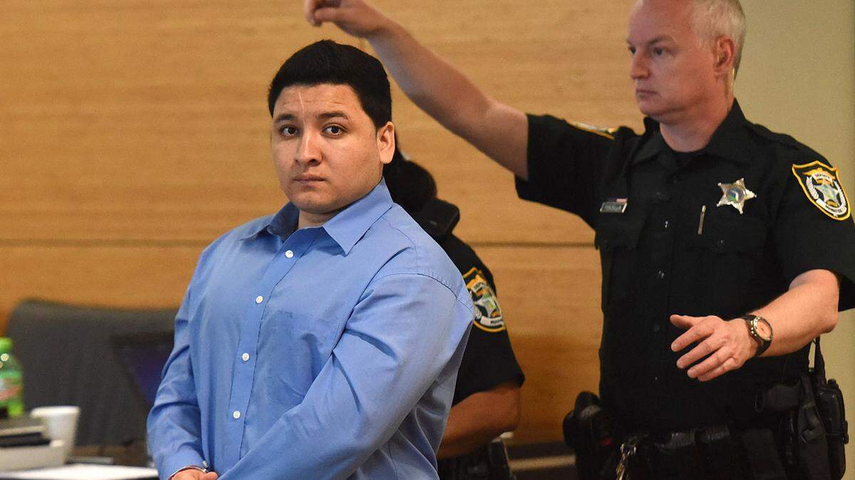 Baliffs lead Melvin Quevedo into court Monday for a hearing. Quevedo is charged with manslaughter in the death of Herman Tabora-Discua after Quevedo, Tabora-Discua and another man got into a fight at Mami Carmen's Restaurante, 5604 15th St. E., according to the sheriff's office. 
 TIFFANY TOMPKINS/Bradenton Herald