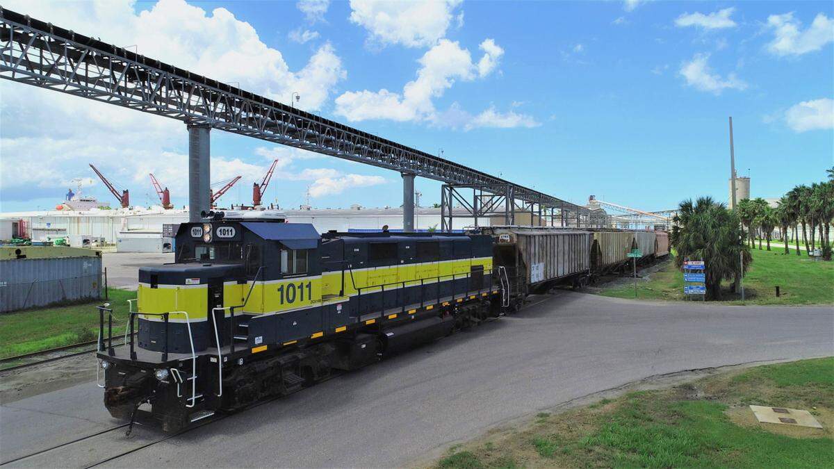 With energy-efficient diesel-electric locomotives as its workhorses, Port Manatee Railroad is now under a long-term agreement to be operated by Regional Rail LLC.