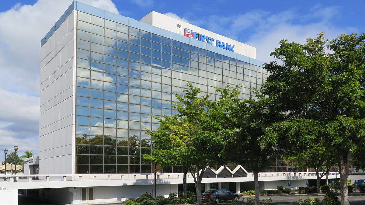 Sunz Insurance of Saraosta purchased the six-story First Bank building in downtown Bradenton on Dec. 31. The company is considering moving its operations into the building, which occupies about 2.5 acres of downtown Bradenton. MATT M. JOHNSON/Bradenton Herald