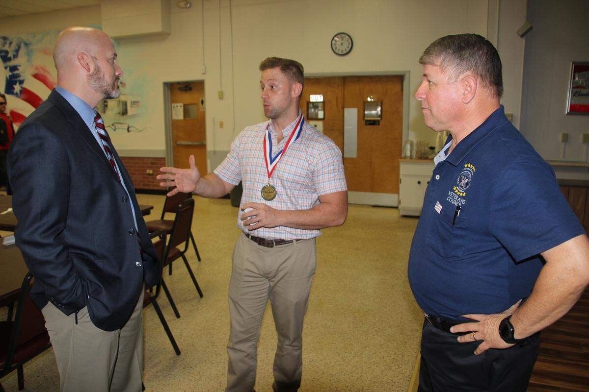 Eric Hodges, left, talks to Bryan Jacobs, Manatee County veteran of the year, center, and Carl Hunsinger, chairman of the Manatee County Veterans Council, in 2017 as USF Sarasota-Manatee was making plans for a study of veterans needs in Manatee County.