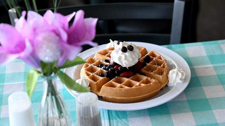 Family diner with beachy vibes opens in Manatee County. Take a look inside