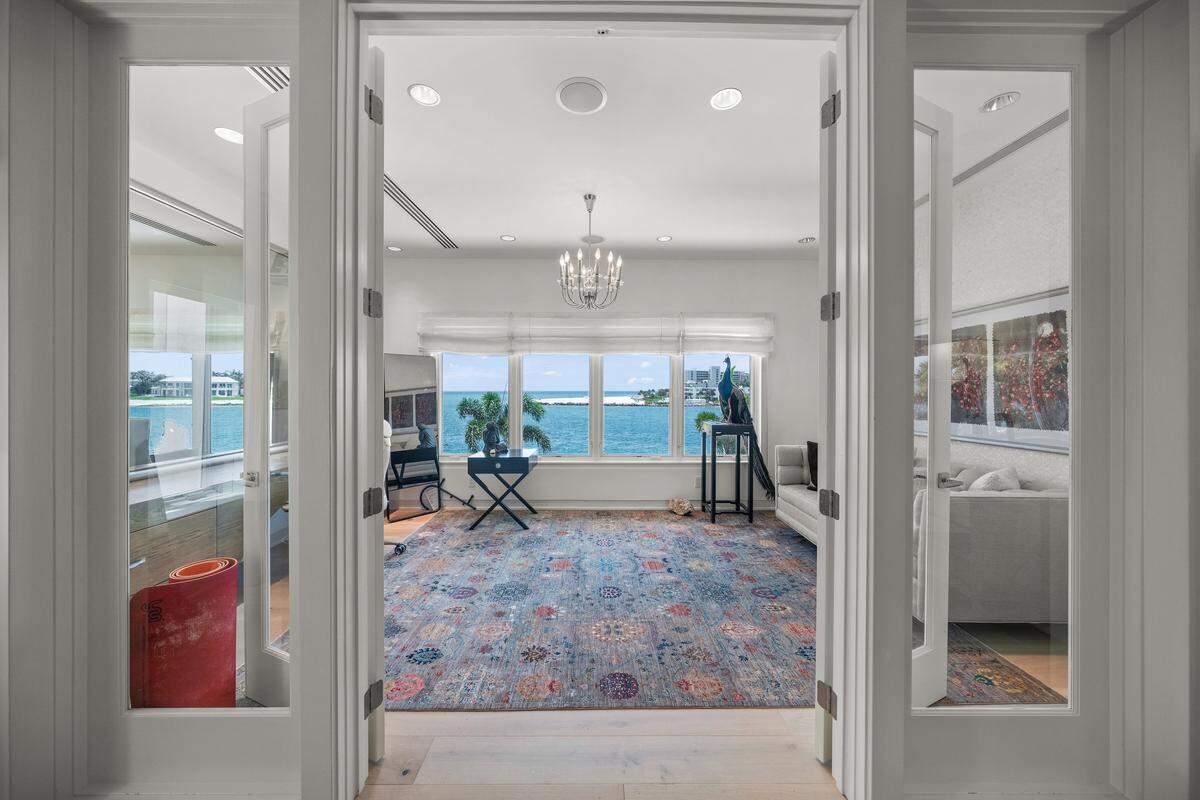 A Lido Shores mansion hit the market for $26 million in August 2025.