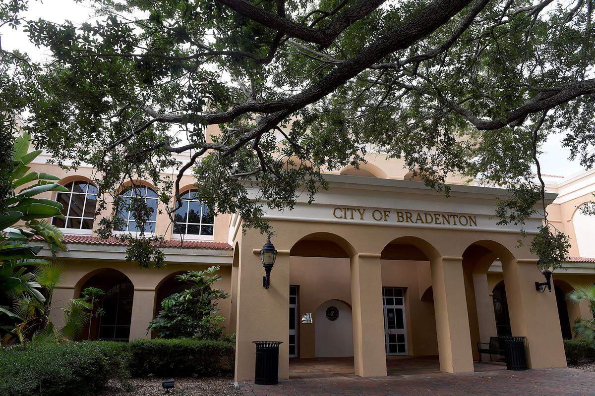 As a popular destination for travelers, Bradenton leaders want to establish some rules to protect neighborhoods where there are part-time rentals. Bradenton city officials are going to have a workshop Feb. 2 to work out details on some rules.