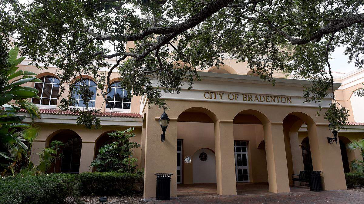 The waterfront City Hall property in downtown Bradenton will be advertised nationwide to find buyers or developers willing to pay at least $10 million for redevelopment.