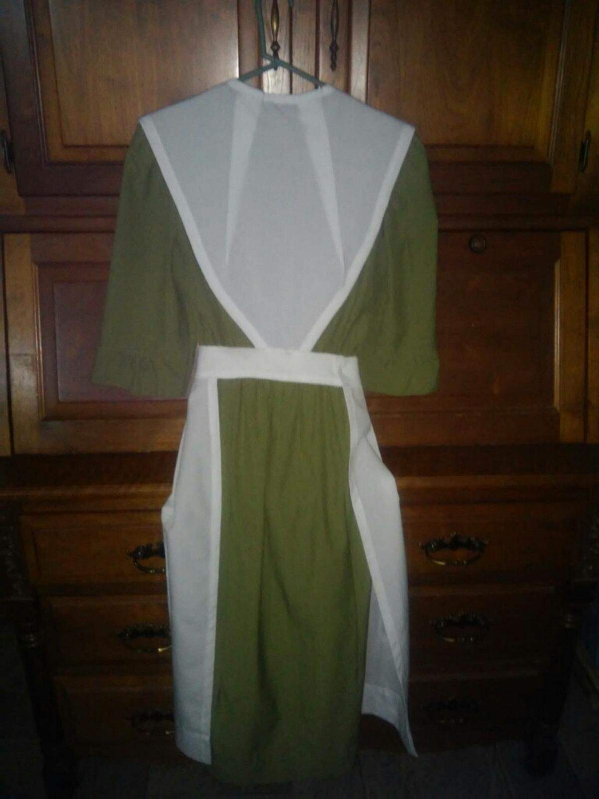 The back of the same wedding dress shown above.