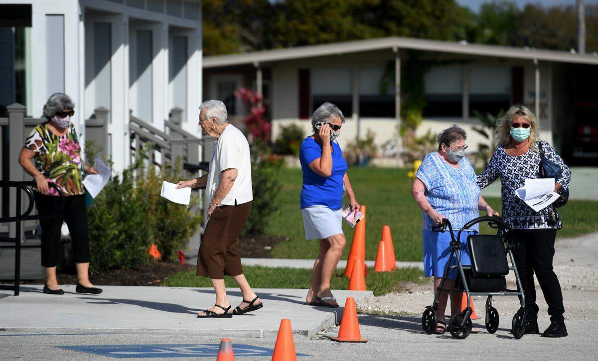 03/02/21--People 65 and over at Colony Cove in Ellenton to make appointments and get vaccinated against COVID-19.
