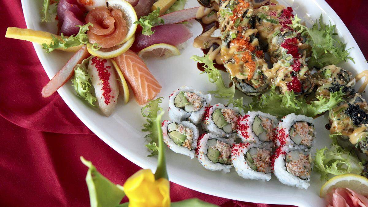 PAUL VIDELA/pvidela@bradenton.com 
 A sampling of sushi and sashimi at Thai Wasabi: At top left are pieces of tuna, salmon, escola, albacore tuna, crab and sweet egg. At right are the Snow Crab makimono roll and the Toffee special roll with eel, avocado, carrots, cream cheese, spicy mayo deep fried and topped with red, black and smelt row, scallions, special sauce and sesame seeds.
