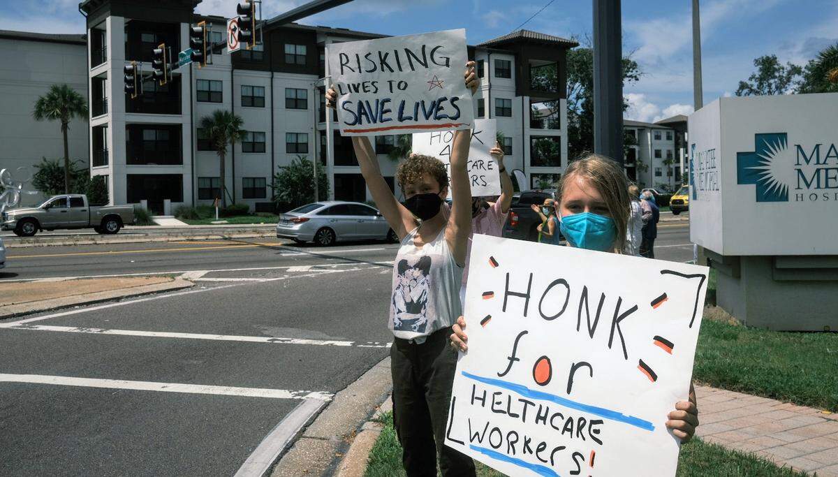 9/6/21--Community members gathered in front of Manatee Memorial Hospital to say thanks to Bradenton area healthcare workers on Labor Day.