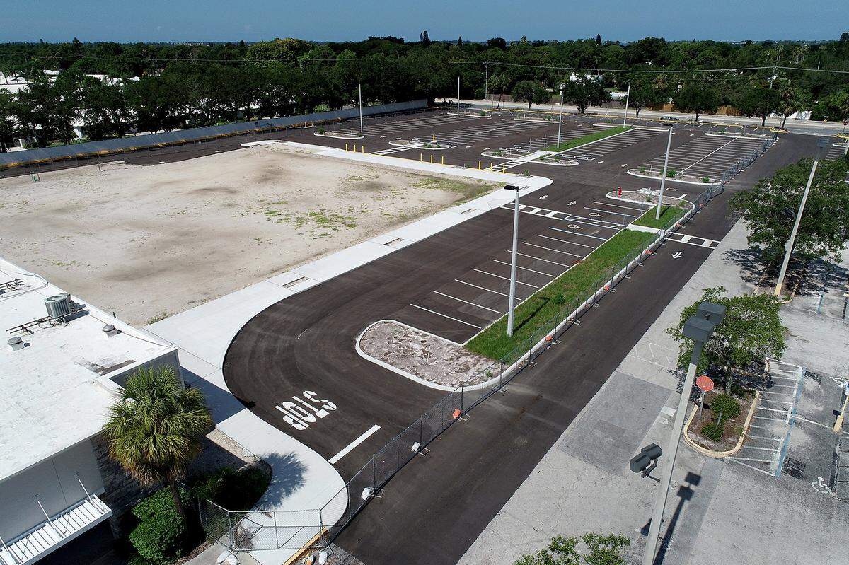 6/17/2020--The Kroger Company now owns 7415 Manatee Ave. W., which previously was home to an Albertson’s supermarket. Kroger has not said what it intends to do with the property.