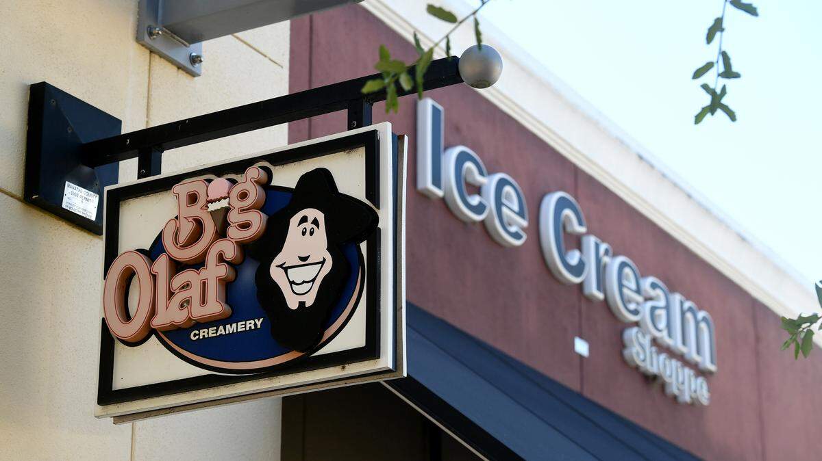 The Centers for Disease Control and Prevention are warning consumers to throw away ice cream from Big Olaf Creamery in Sarasota after it was tied to an outbreak of listeria. 