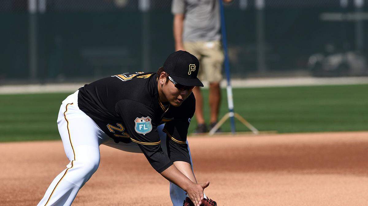 Pirates infielder Jung Ho Kang works out Tuesday at Pirate City during the first day of full squad training. 
 TIFFANY TOMPKINS/Bradenton Herald