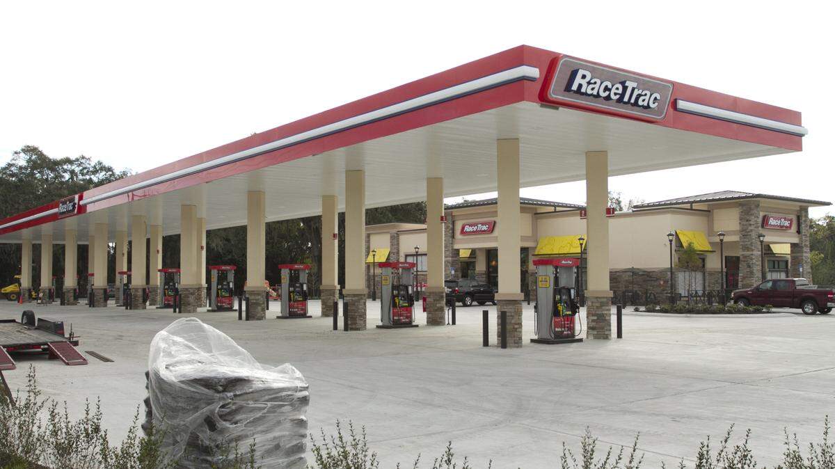 RaceTrac's new store at 3004 53rd Avenue E. opened on Dec. 22 on the former site of the 118-year-old Beth Salem house and a plant nursury. MATT M. JOHNSON/Bradenton Herald
