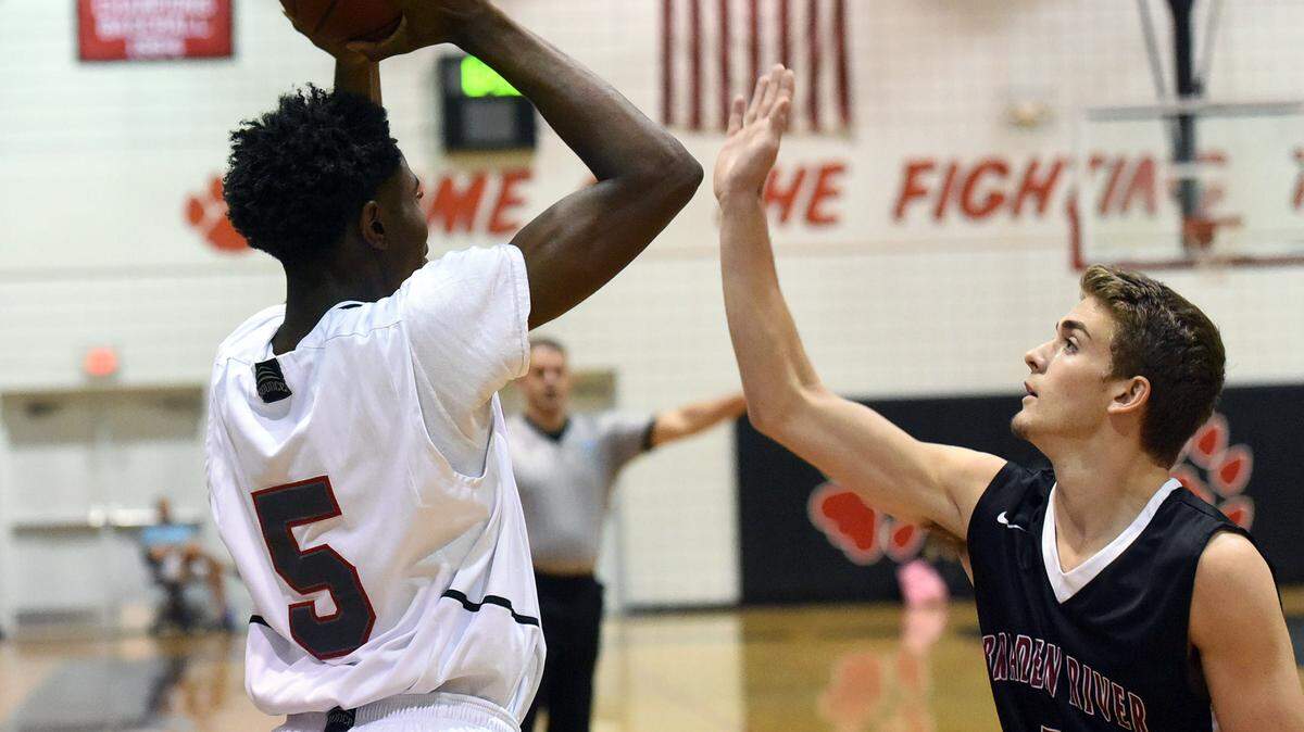 Palmetto's Tre Clark looks for an open player as Braden River's Parker Golemo keeps close in Friday night's game at Palmetto.TIFFANY TOMPKINS-CONDIE/Bradenton Herald