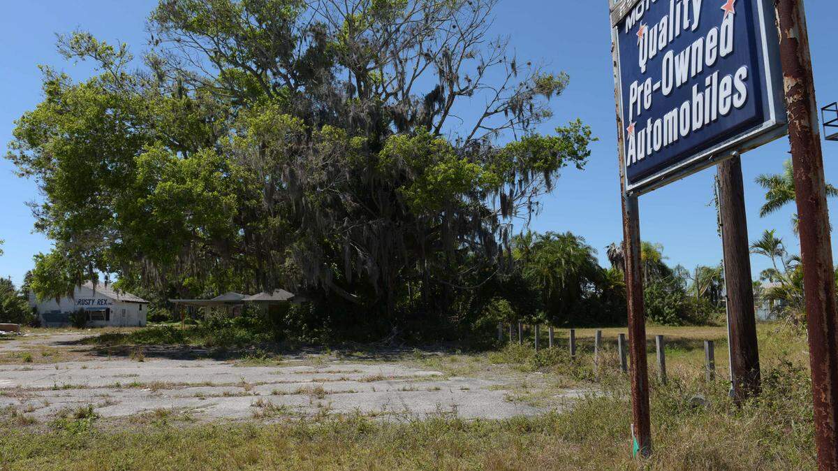 Two Palmetto developers have applied with Manatee County for a rezone of this property at 3700 14th Street West in Bradenton and for permission to build an eight court tennis academy. 
 TIFFANY TOMPKINS/Bradenton Herald