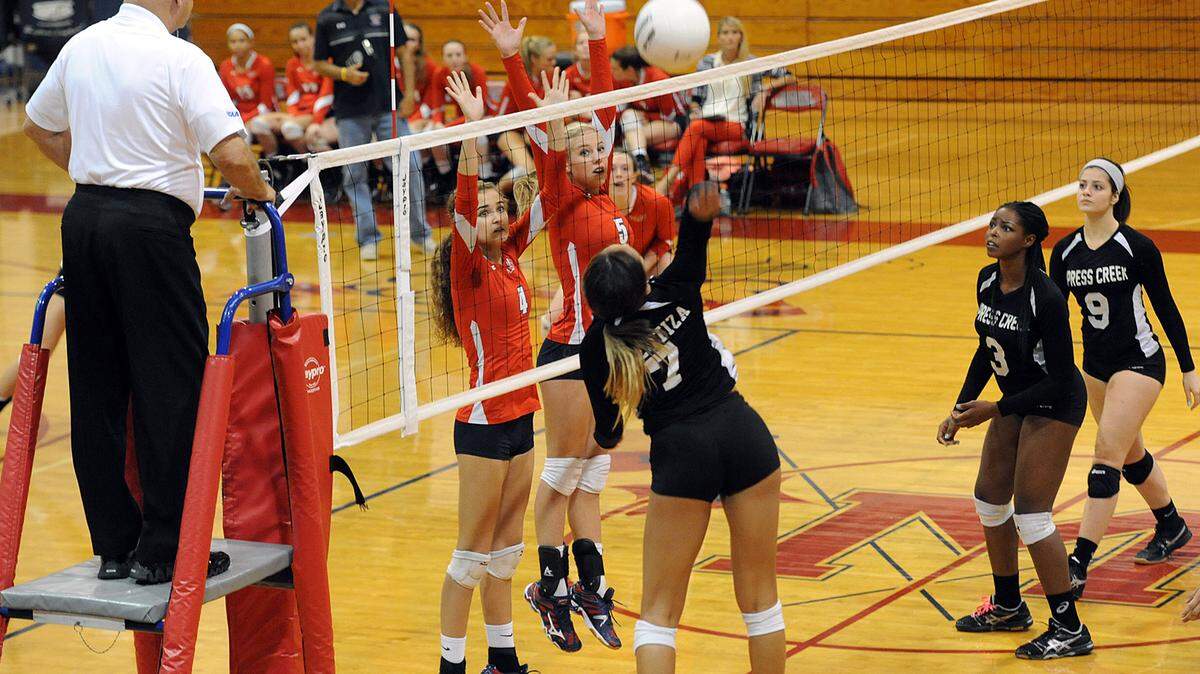 Manatee takes on Cypress Creek during the regional volleyball district quarterfinal Wednesday night. 
 TIFFANY TOMPKINS-CONDIE/Bradenton Herald
