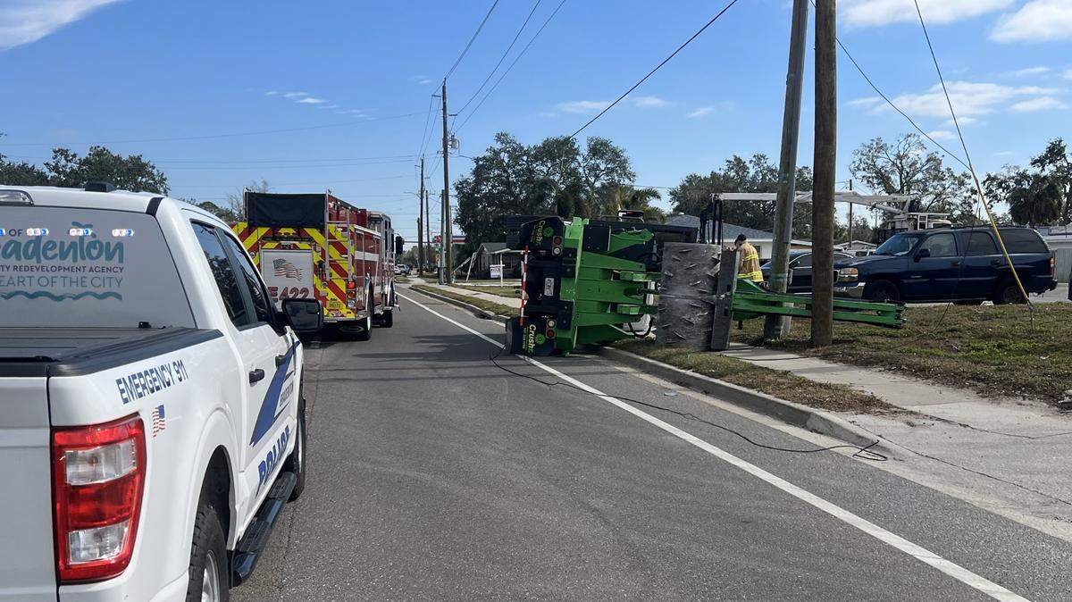All Manatee Avenue traffic lanes reopened after a truck crashed while carrying a crane, temporarily closing the road, Bradenton police said