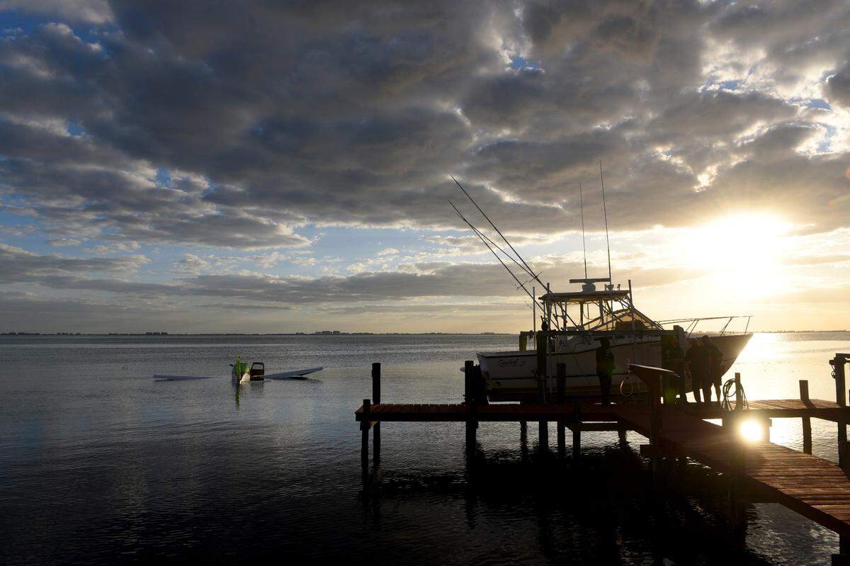 11/09/21—A small airplane made an emergency landing in shallow waters in south Bradenton on Tuesday afternoon, according to Manatee County Emergency Communications Center.