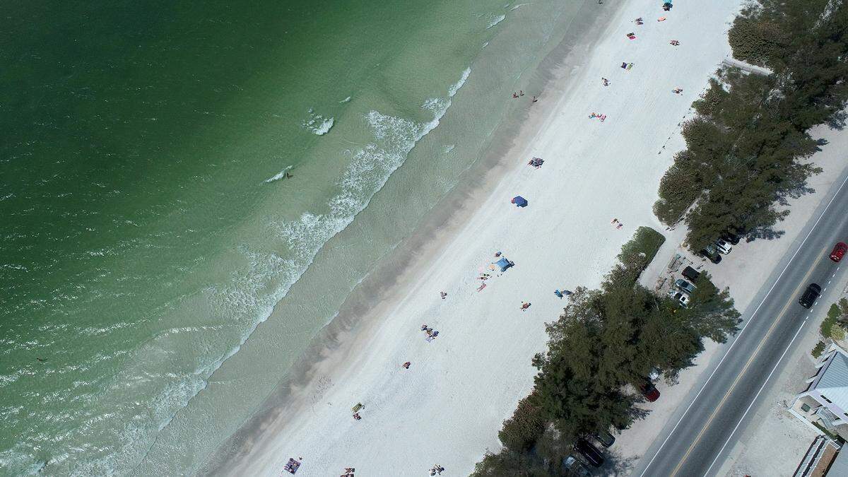 A red tide bloom that has lingered since fall has worsened in recent weeks, bringing more dead fish, murky waters and foul air to beaches on Anna Maria Island’s Bradenton Beach.