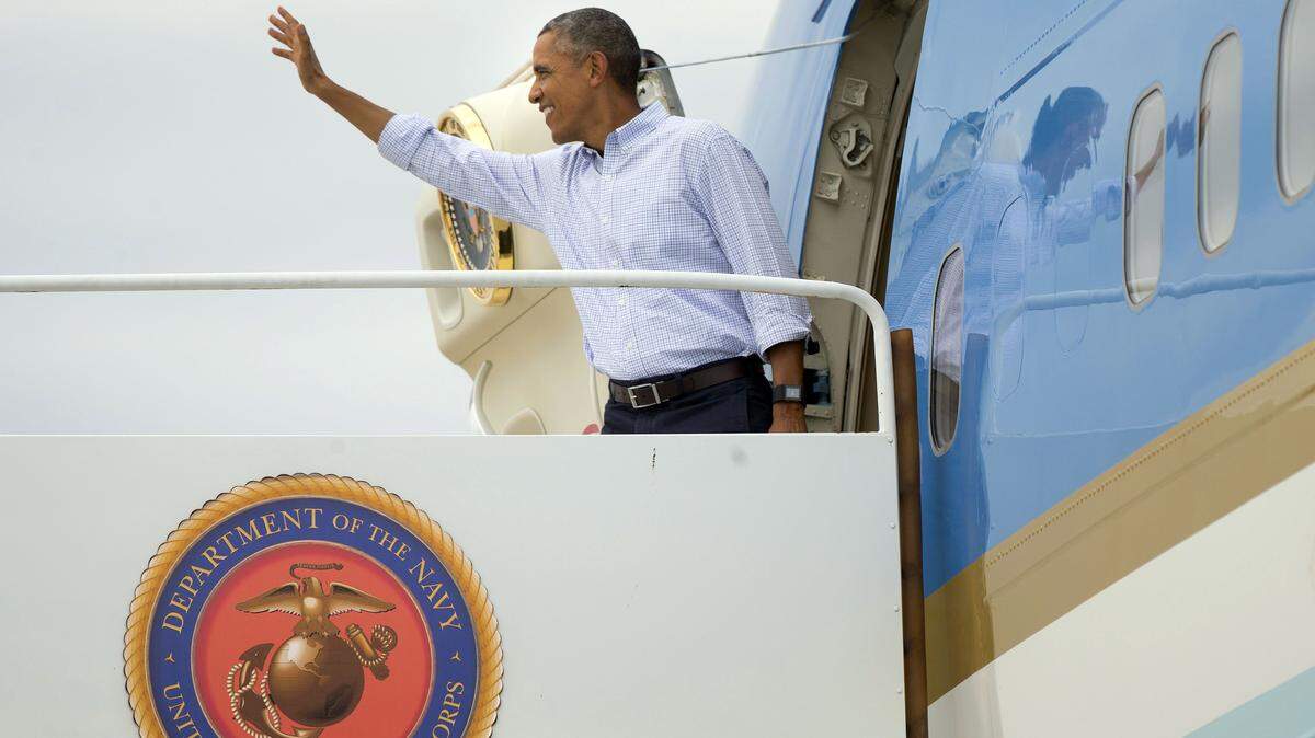 President Barack Obama waves as he boards Air Force One prior to his departure from Marine Corps Air Station Miramar, Calif., Monday, Oct. 12, 2015. Obama is returning to Washington after wrapping up a 4-day west coast swing. (AP Photo/Pablo Martinez Monsivais)