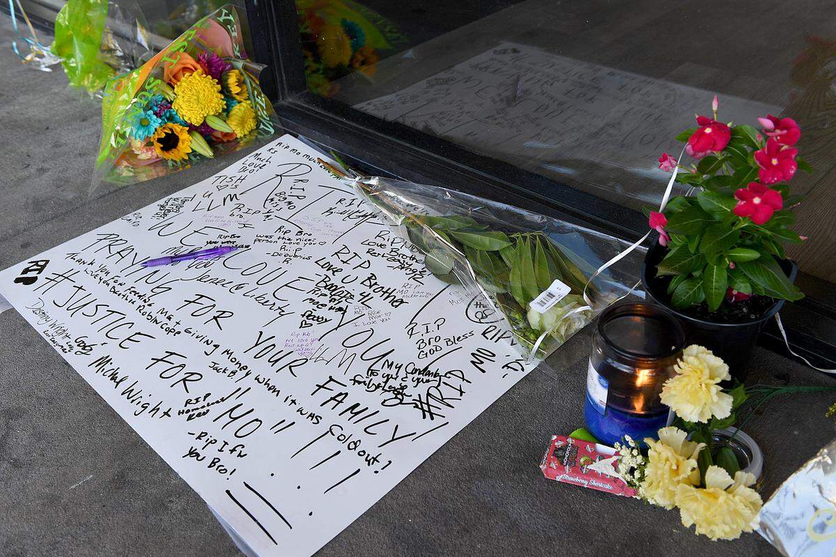 A small memorial sits in front of the Green Galaxy Smoke Shop in the Oasis Plaza shopping center where Mohammed Hamed was stabbed and shot during a robbery.